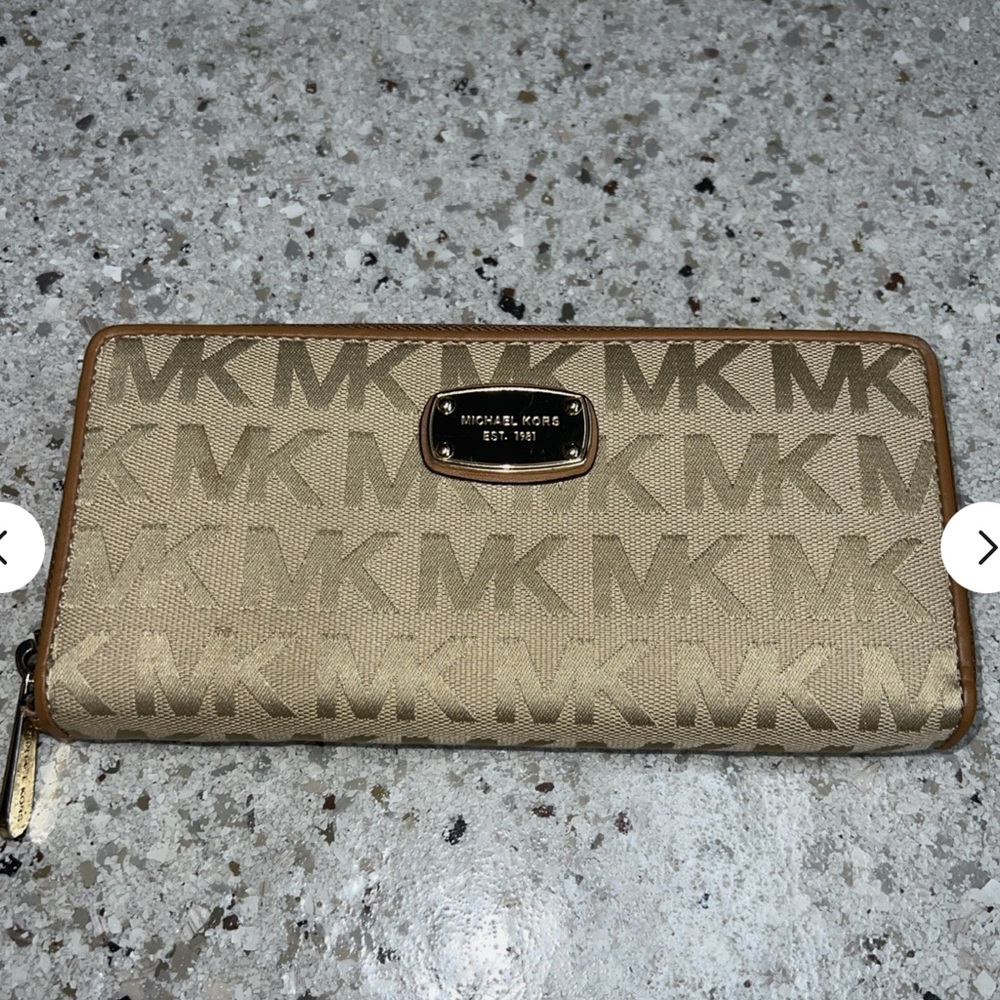 💛Michael Kors Jacquard Jet-Set Travel Wallet
